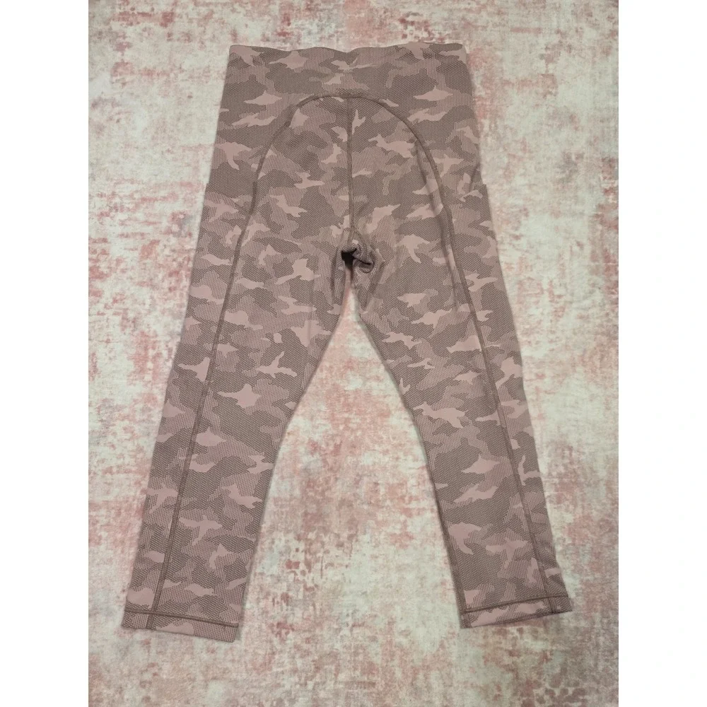 Athleta Ultimate Stash Pocket Textured Camo Capri Leggings Pink High Rise Size M